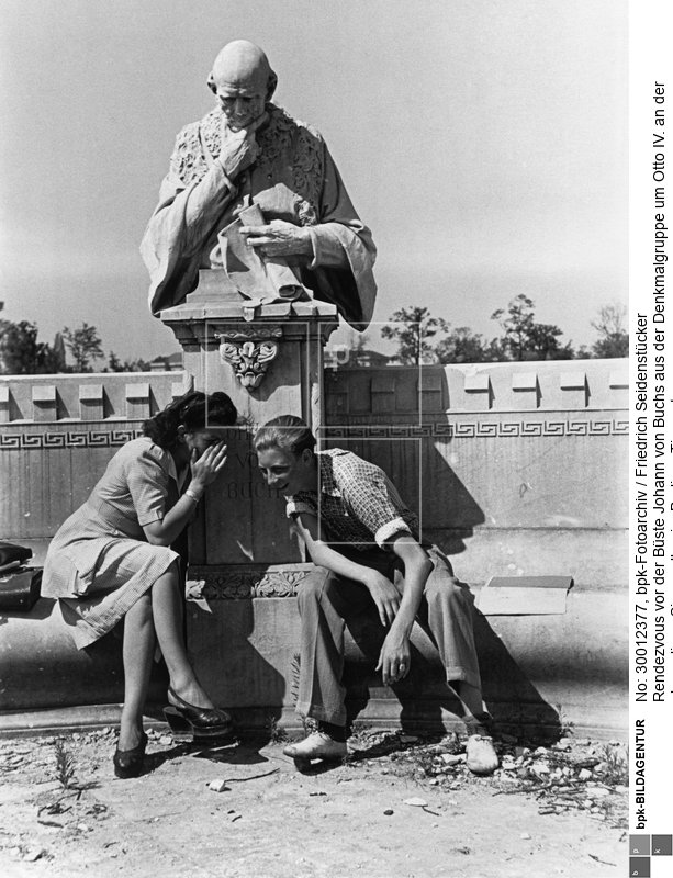 Für die Berliner Siegesallee gestaltete Karl Begas die Denkmalgruppe 7 mit einem Standbild Ottos ( Otto IV. (mit dem Pfeil) (1267–1308, Markgraf von Brandenburg, Askanier) im Zentrum (hier nicht zu sehen), flankiert von den Seitenfiguren (Büsten) Johann von Kröchers, genannt Droiseke, und seines Befreiers Johann von Buch. Die Enthüllung der Gruppe fand am 22. März 1899 statt.<BR>Person: Johann von Buch d. Ä.,  [um 1290 - nach 1356], Zeitgenosse Ottos IV. (Markgraf von Brandenburg), Vogt zu Tangermünde<BR>Aufnahmedatum: 1947<BR>Material/Technik: Foto<BR>Aufnahmeort: Berlin-Tiergarten (Berlin West)<BR>Inventar-Nr.: Se 1-0558<BR>