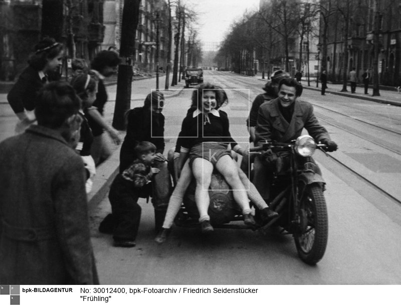 Jugendlicher Spaß um ein Motorrad mit Beiwagen<BR>Aufnahmedatum: 1948<BR>Material/Technik: Foto<BR>Aufnahmeort: Berlin<BR>Inventar-Nr.: Se 1-0566<BR>