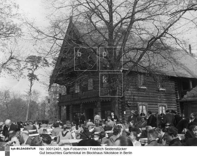 Aufnahmedatum: 1948<BR>Material/Technik: Foto<BR>Aufnahmeort: Berlin-Zehlendorf (Berlin West), Ortsteil Wannsee<BR>Inventar-Nr.: Se 1-0567<BR>