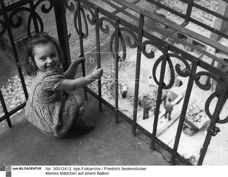 Auf der Straße beseitigen Männer den Trümmerschutt.<BR>Aufnahmedatum: 1946<BR>Material/Technik: Foto<BR>Aufnahmeort: Berlin<BR>Inventar-Nr.: Se 1-0575<BR>