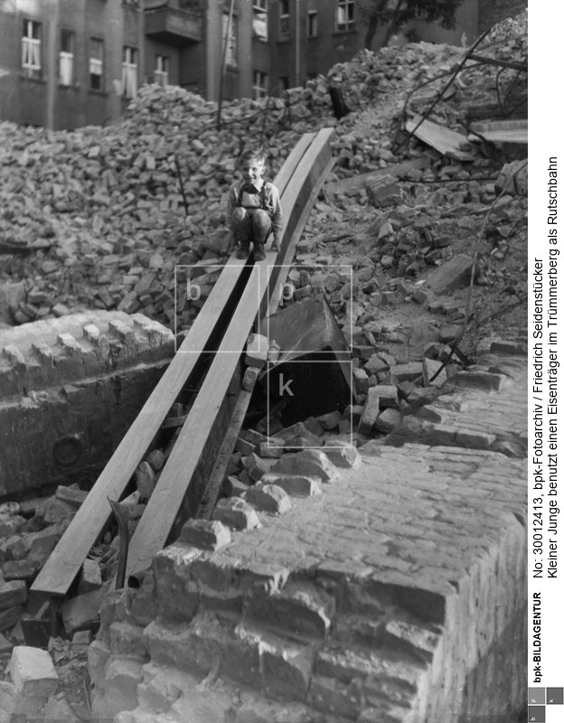 Aufnahmedatum: 1947<BR>Material/Technik: Foto<BR>Aufnahmeort: Berlin<BR>Inventar-Nr.: Se 1-0576<BR>