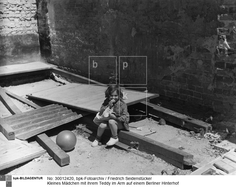 Aufnahmedatum: 1947<BR>Material/Technik: Foto<BR>Aufnahmeort: Berlin<BR>Inventar-Nr.: Se 1-0581<BR>