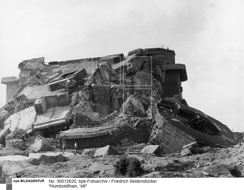 Kinder auf der Ruine des am 29.07.1947 gesprengten Bunkers im Humboldthain<BR>Aufnahmedatum: 1948<BR>Material/Technik: Foto<BR>Aufnahmeort: Berlin-Wedding (Berlin West)<BR>Inventar-Nr.: Se 1-0668<BR>