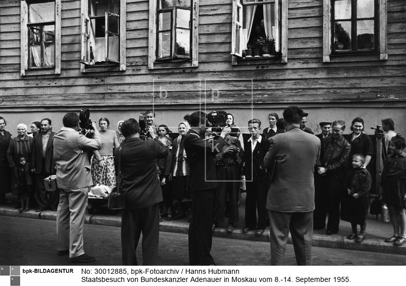 Die mitgereisten deutschen Bildjournalisten filmen und fotografieren die Moskauer Bürger, wo immer es geht.<BR>Aufnahmedatum: September 1955<BR>Material/Technik: Foto<BR>Aufnahmeort: Moskau<BR>Inventar-Nr.: Hu 7466-15<BR>