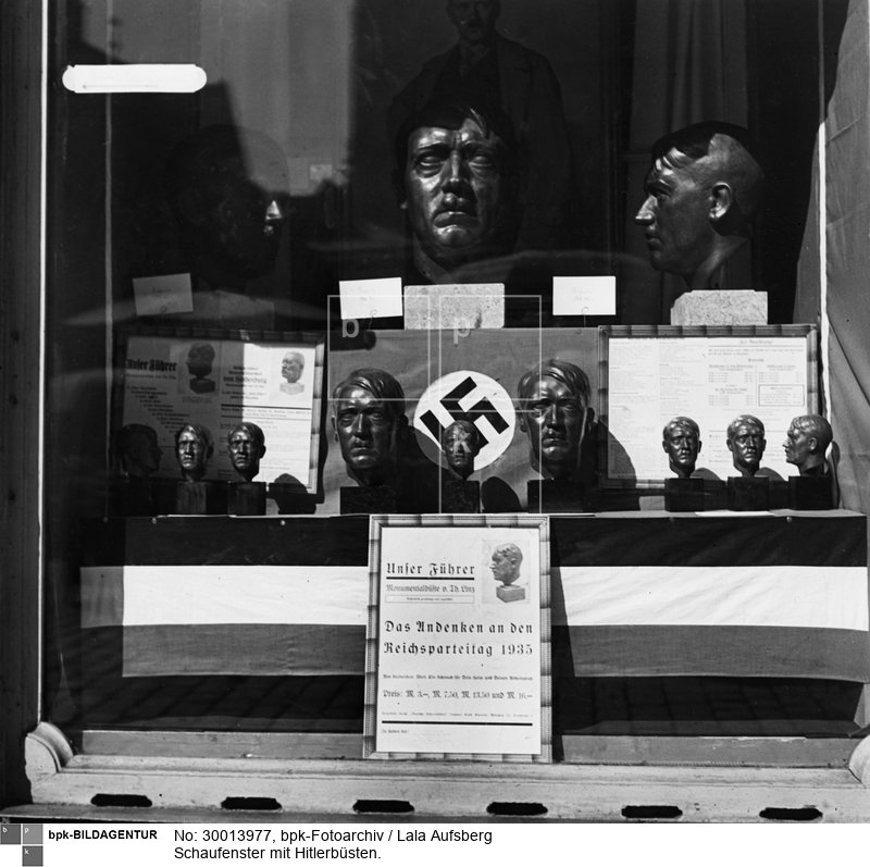 Das Andenken an den Reichsparteitag 1935<BR>Aufnahmedatum: 1935<BR>Aufnahmeort: Nürnberg<BR>Inventar-Nr.: Au 9104<BR>Systematik: <BR>Geschichte / Deutschland / 20. Jh. / NS-Zeit / Nazi-Kitsch / Wandschmuck und Büsten