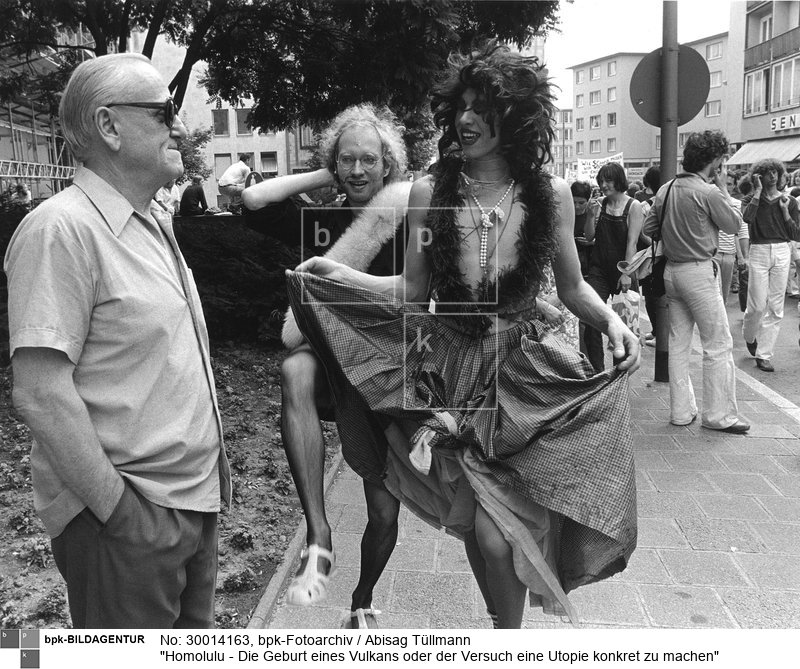 Internationales Treffen der Nationalen Arbeitsgemeinschaft Repression gegen Schwule (NARGS), 23.-29.7.1979; Demonstration in der Innenstadt (Scan vom Neuprint)<BR>Aufnahmedatum: 28.07.1979<BR>Material/Technik: Foto<BR>Aufnahmeort: Frankfurt am Main / Deutschland<BR>Inventar-Nr.: Tü 79/138-19a<BR>
