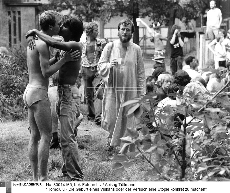 Internationales Treffen der Nationalen Arbeitsgemeinschaft Repression gegen Schwule (NARGS), 23.-29.7.1979; Teilnehmer im Garten der Cafeteria der Universität (Scan vom Neuprint)<BR>Aufnahmedatum: 1979<BR>Material/Technik: Foto<BR>Aufnahmeort: Frankfurt am Main / Deutschland<BR>Inventar-Nr.: Tü 79/142-16<BR>