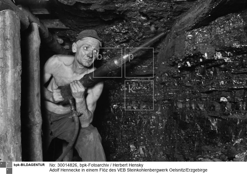 Hennecke gab am 13. Oktober 1948 mit einer Schichtleistung von 24,4 m³ (387 % der Norm) den Anstoß zur Aktivisten- (Hennecke-) Bewegung in der DDR-Wirtschaft nach dem Vorbild der sowjetischen Stachanow-Methode.<BR>Aufnahmedatum: Oktober 1948<BR>Material/Technik: Foto<BR>Aufnahmeort: Oelsnitz (Sachsen)<BR>Inventar-Nr.: Hy 0276/0419-2.R., 2.v.l.<BR>