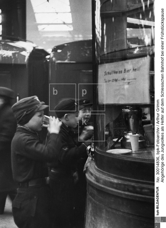 <BR>Aufnahmedatum: Winter 1944/1945<BR>Aufnahmeort: Berlin<BR>Inventar-Nr.: Gm WII0184-28A<BR>Systematik: <BR>Geschichte / Weltkrieg II / Sowjetunion / Sowjetische Offensive / 1945 / Besetzung Deutschlands / Berlin / "Letztes Aufgebot" / Hitlerjugend