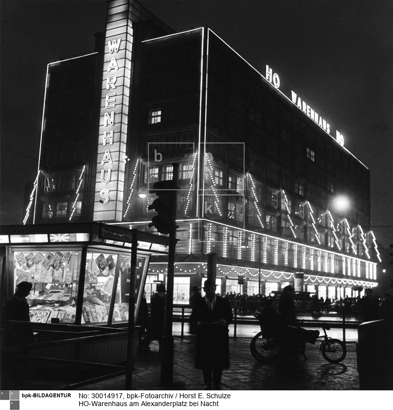 Fotograf: Horst E. Schulze <BR> Aufnahmedatum: Februar 1961 <BR> Aufnahmeort: Berlin (Ost) <BR> Inventar-Nr.: Sz 316/1-06 <BR> Systematik:  <BR> Geschichte / Deutschland / 20. Jh. / DDR / Wirtschaft / Handel / Einzelhandel und Märkte / Geschäfte / Kaufhäuser, Warenhäuser