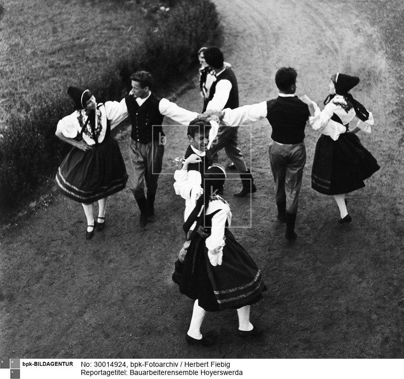 Volkstanzgruppe<BR>Aufnahmedatum: Juni 1964<BR>Material/Technik: Foto<BR>Aufnahmeort: Hoyerswerda, Kreis Hoyerswerda, Bezirk Cottbus, DDR<BR>Inventar-Nr.: Fg 1093/01-08<BR>