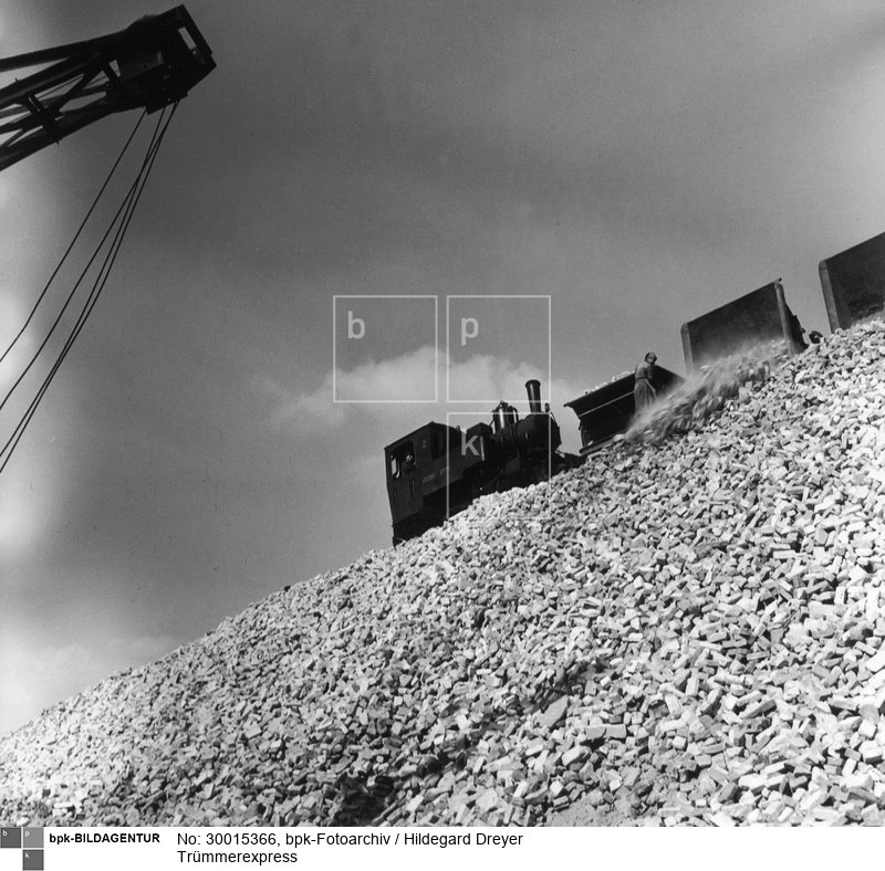 Aufnahmedatum: Oktober 1947<BR>Aufnahmeort: Berlin<BR>Inventar-Nr.: Dr 4568<BR>Systematik: <BR>Geschichte / Deutschland / 20. Jh. / Nachkriegszeit: Berlin 1945-49 / Kriegszerstörungen / Aufräumung / Trümmerbahn