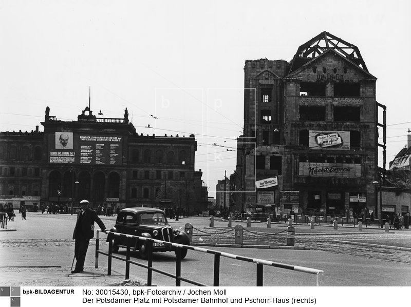 Motiv 1 von 2<BR>Aufnahmedatum: 1948/49<BR>Aufnahmeort: Berlin (Ost)<BR>Inventar-Nr.: Mo 465-45<BR>Systematik: <BR>Geschichte / Deutschland / 20. Jh. / Nachkriegszeit: Berlin 1945-49 / Kriegszerstörungen / Ruinen / Plätze / Potsdamer Platz