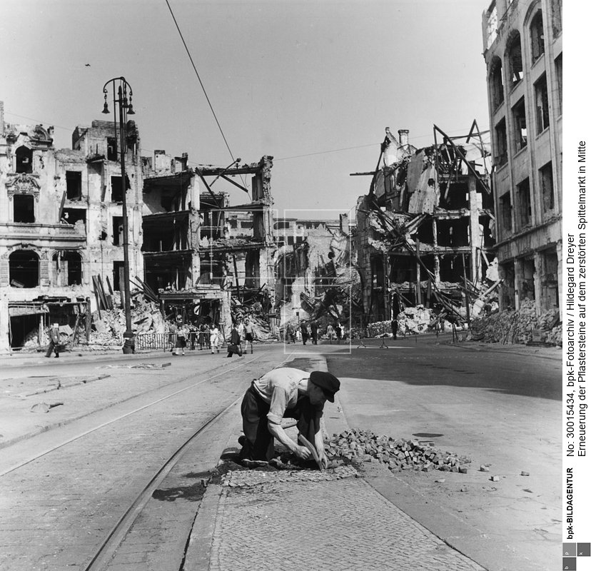 <BR>Aufnahmedatum: 1947<BR>Aufnahmeort: Berlin<BR>Inventar-Nr.: Dr 4113<BR>Systematik: <BR>Geschichte / Deutschland / 20. Jh. / Nachkriegszeit: Berlin 1945-49 / Kriegszerstörungen / Ruinen / Plätze / Spittelmarkt