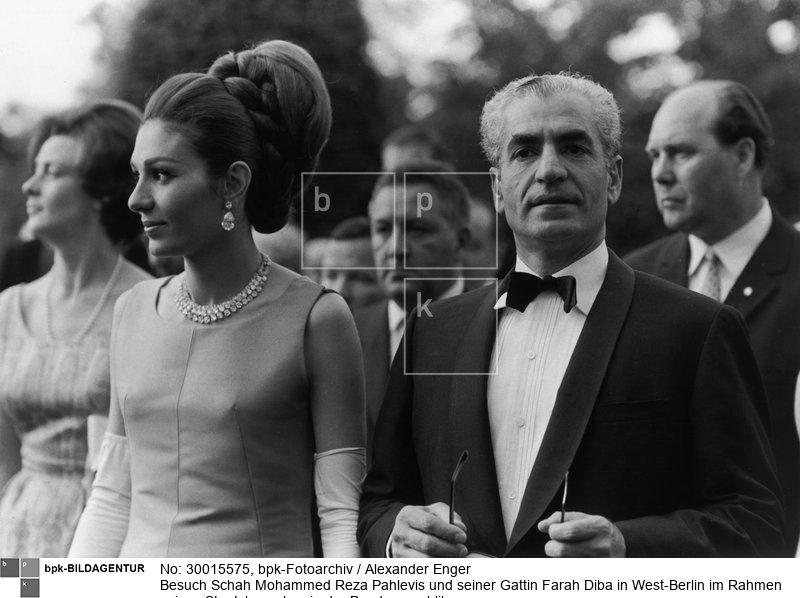 Der Schah und Farah Diba vor dem Schloß Charlottenburg, wo der Senat von Berlin einen Empfang gab.<BR>Aufnahmedatum: 02.06.1967<BR>Aufnahmeort: Berlin (West)<BR>Inventar-Nr.: Eg 67/160/4-32<BR>Systematik: <BR>Geschichte / Deutschland / 20. Jh. / West-Berlin 1949-1990 / Außenbeziehungen / Asien / Iran / Besuche in Berlin / Schah 1967