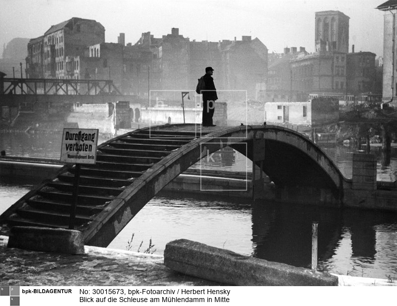 Aufnahmedatum: März 1948<BR>Aufnahmeort: Berlin<BR>Inventar-Nr.: Hy 0219/0303-4.R.,2.v.r.<BR>Systematik: <BR>Geschichte / Deutschland / 20. Jh. / Nachkriegszeit: Berlin 1945-49 / Kriegszerstörungen / Ruinen / Straßen / 1946-49 / am Wasser