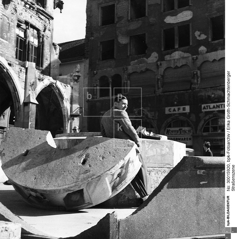 Fotograf: Erika Groth-Schmachtenberger <BR> Aufnahmedatum: 1946 <BR> Aufnahmeort: München <BR> Inventar-Nr.: GS A059 <BR> Systematik:  <BR> Geschichte / Deutschland / 20. Jh. / Nachkriegszeit: Westzonen / Zerstörungen / München / Zerstörungen
