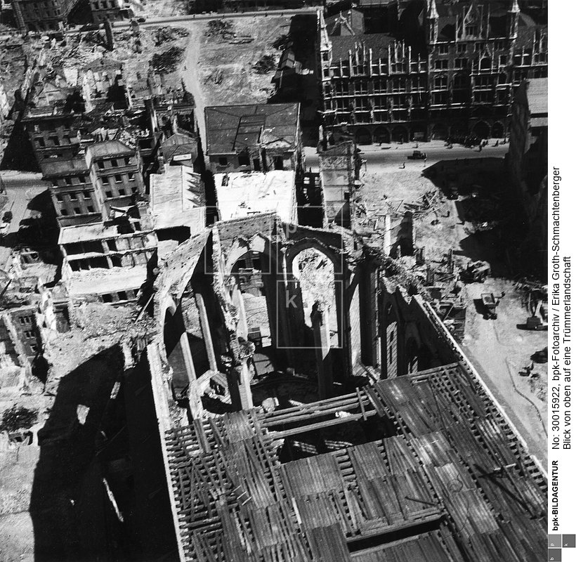 Fotograf: Erika Groth-Schmachtenberger <BR> Aufnahmedatum: 1946 <BR> Aufnahmeort: München <BR> Inventar-Nr.: GS A057 <BR> Systematik:  <BR> Geschichte / Deutschland / 20. Jh. / Nachkriegszeit: Westzonen / Zerstörungen / München / Zerstörungen