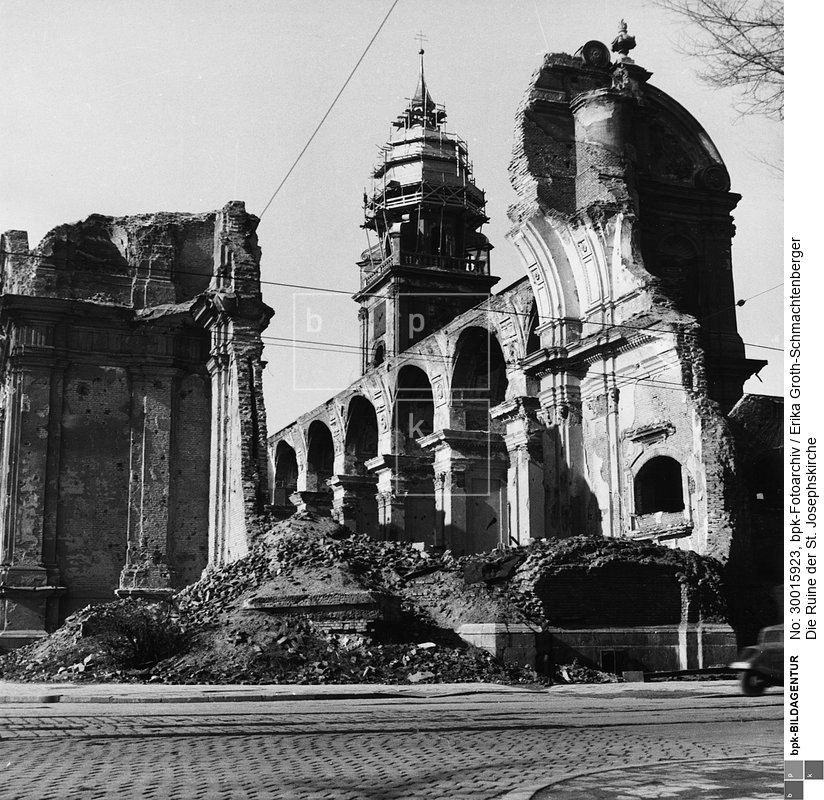 Fotograf: Erika Groth-Schmachtenberger <BR> Aufnahmedatum: 1948 <BR> Aufnahmeort: München <BR> Inventar-Nr.: GS A058 <BR> Systematik:  <BR> Geschichte / Deutschland / 20. Jh. / Nachkriegszeit: Westzonen / Zerstörungen / München / Zerstörungen
