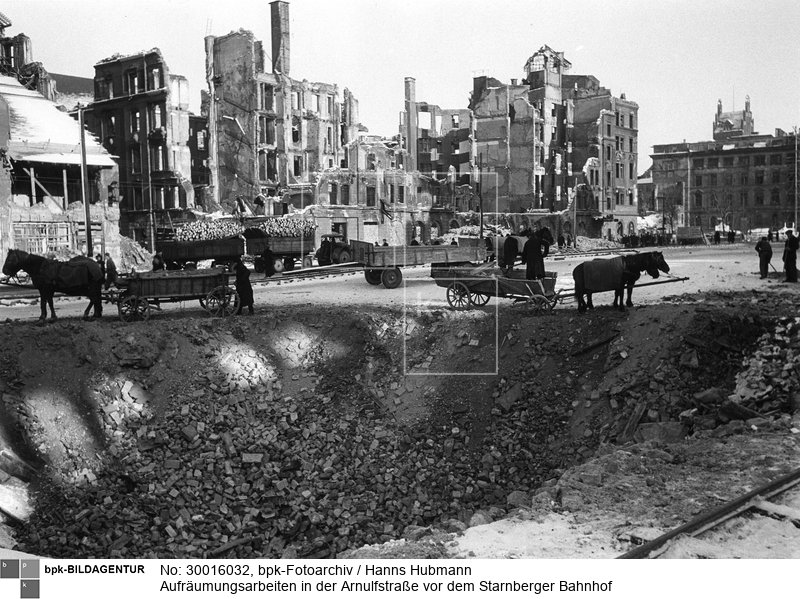 Aufnahmedatum: 1946<BR>Aufnahmeort: München<BR>Inventar-Nr.: Hu 2675 - 31<BR>Systematik: <BR>Geschichte / Deutschland / 20. Jh. / Nachkriegszeit: Westzonen / Zerstörungen / München / Aufräumung