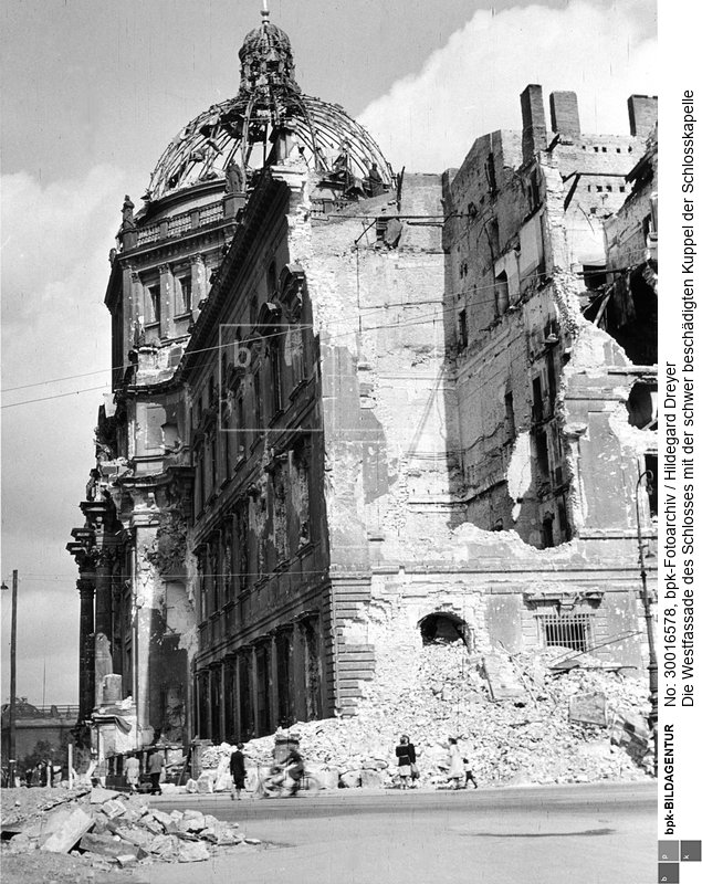 Aufnahmedatum: 1945<BR>Aufnahmeort: Berlin<BR>Inventar-Nr.: Dr 2468<BR>Systematik: <BR>Geschichte / Deutschland / 20. Jh. / Berlin 1945-49 / Zerstörungen / Schlösser / Stadtschloß