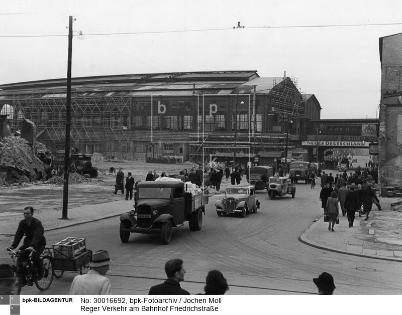 <BR>Aufnahmedatum: 1948/49<BR>Aufnahmeort: Berlin<BR>Inventar-Nr.: Mo 465-35<BR>Systematik: <BR>Geschichte / Deutschland / 20. Jh. / Nachkriegszeit: Berlin 1945-49 / Verkehr / Allgemeines