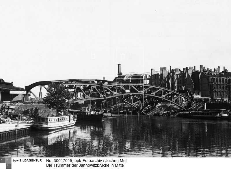 Aufnahmedatum: 1948<BR>Material/Technik: Foto<BR>Aufnahmeort: Berlin<BR>Inventar-Nr.: Mo 3151 -<BR>