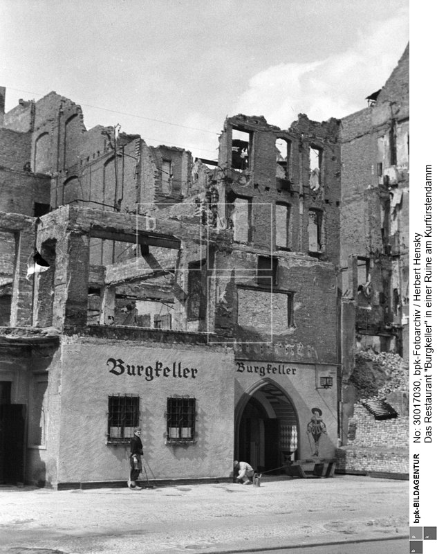 Aufnahmedatum: 16.07.1946<BR>Aufnahmeort: Berlin<BR>Inventar-Nr.: Hy 0073/0101-3.R., 1.v.r.<BR>Systematik: <BR>Geschichte / Deutschland / 20. Jh. / Nachkriegszeit: Berlin 1945-49 / Kriegszerstörungen / Ruinen / Gebäude / Verkehr und Wirtschaft / Gaststätten, Hotels / sonstige Gaststätten