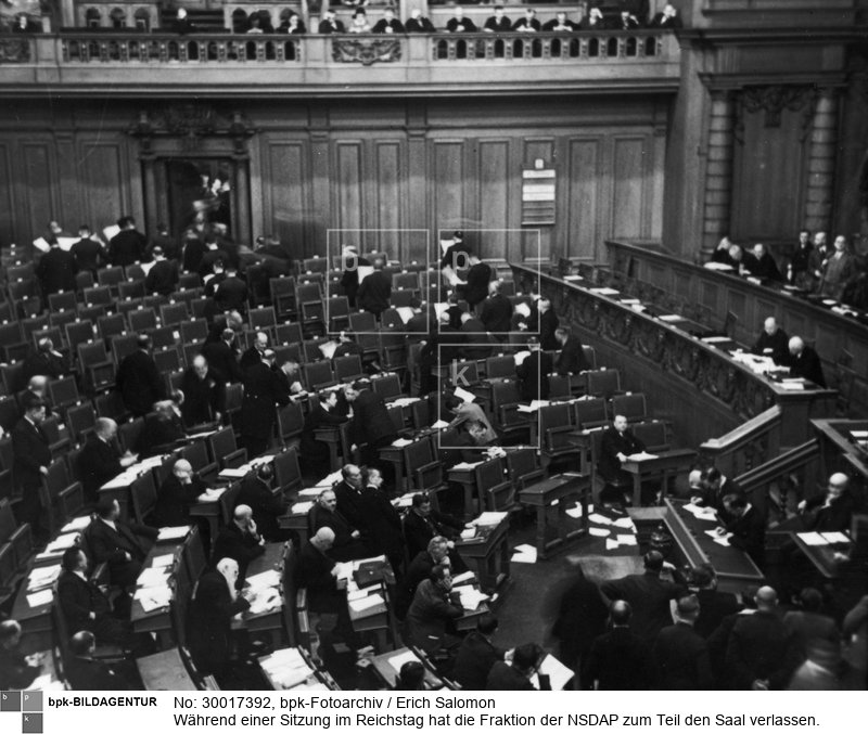 Die restlichen NSDAP-Abgeordneten kehren dem Redner demonstrativ den Rücken zu.<BR>Aufnahmedatum: o.J. (um 1930)<BR>Material/Technik: Foto<BR>Aufnahmeort: Berlin<BR>Inventar-Nr.: Sa D139<BR>