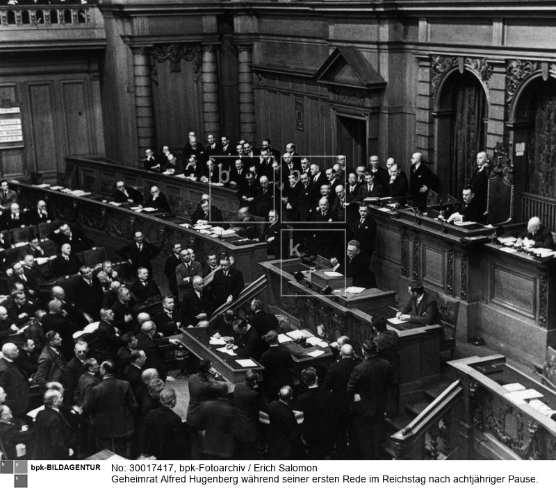 Am Präsidentenpult Reichstagspräsident Paul Löbe. Auf der Regierungsbank (links vom Redner) v.r.n.l.: Reichskanzler Hermann Müller, Außenminister Julius Curtius, Minister für besetzte Gebiete Joseph Wirth, Verkehrsminister Adam Stegerwald, Staatssekretär Hermann Geib (Reichsarbeitsministerium)<BR>Aufnahmedatum: 1929<BR>Material/Technik: Foto<BR>Aufnahmeort: Berlin<BR>Inventar-Nr.: Sa D078<BR>