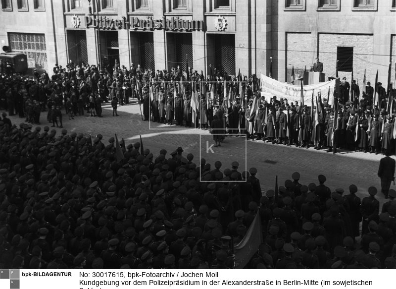 Fotograf: Jochen Moll <BR> Unter  der Parole: "Berliner Glühlampenwerk und Volkspolizei sind eins" demonstrieren Ostberliner Arbeiter ihre Solidarität mit der Volkspolizei. Am Rednerpult Polizeipräsident Paul Markgraf <BR> Motiv 1 von 7 <BR> Aufnahmedatum: 1949 <BR> Aufnahmeort: Berlin (Ost) <BR> Inventar-Nr.: Mo 75-18 <BR> Systematik:  <BR> Geschichte / Deutschland / 20. Jh. / Nachkriegszeit: Berlin 1945-49 / Öffentliche Dienste / Polizei