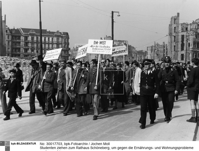 Sie ergeben sich aus dem Währungsgefälle zwischen West- und Ostmark besonders für die im Ostsektor wohnenden, aber in den Westsektoren studierenden Studenten<BR>Motiv 2 von 2<BR>Aufnahmedatum: 28.04.1949<BR>Aufnahmeort: Berlin (West)<BR>Inventar-Nr.: Mo 859-16<BR>Systematik: <BR>Geschichte / Deutschland / 20. Jh. / Nachkriegszeit: Berlin 1945-49 / Bildung und Wissenschaft / Hochschulen