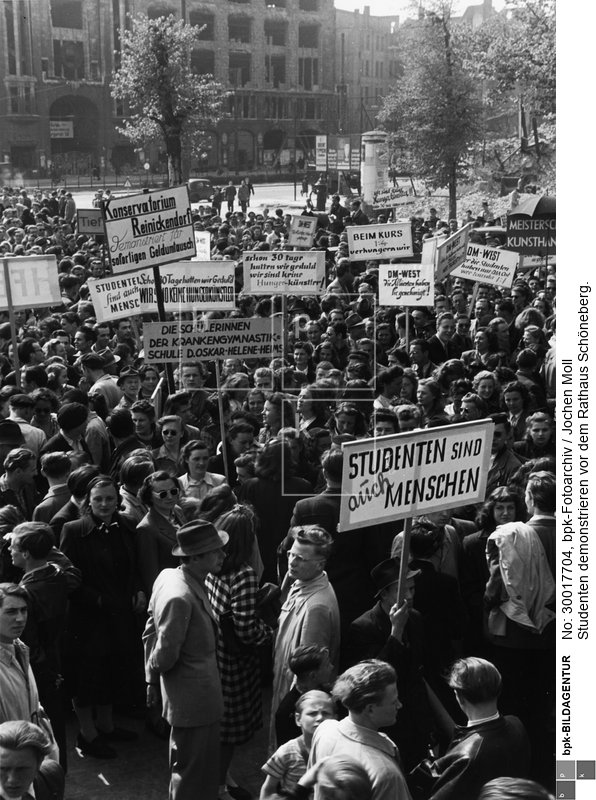 Sie wehren sich gegen die Ernährungs- und Wohnungsprobleme, die sich aus dem Währungsgefälle zwischen West- und Ostmark besonders für im Ostsektor wohnende, aber in den Westsektoren studierende Studenten ergeben<BR>Motiv 1 von 2<BR>Aufnahmedatum: 28.04.1949<BR>Aufnahmeort: Berlin (West)<BR>Inventar-Nr.: Mo 859-8<BR>Systematik: <BR>Geschichte / Deutschland / 20. Jh. / Nachkriegszeit: Berlin 1945-49 / Bildung und Wissenschaft / Hochschulen