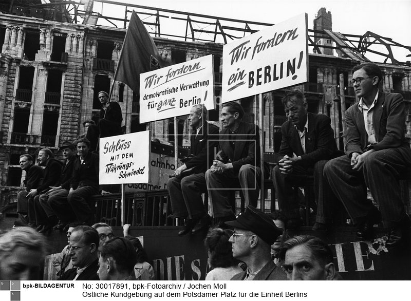 Motiv 4 von 5<BR>Aufnahmedatum: Juli 1949<BR>Aufnahmeort: Berlin (Ost)<BR>Inventar-Nr.: Mo 206-9<BR>Systematik: <BR>Geschichte / Deutschland / 20. Jh. / Nachkriegszeit: Berlin 1945-49 / Stadtverwaltung / Einheit Berlins