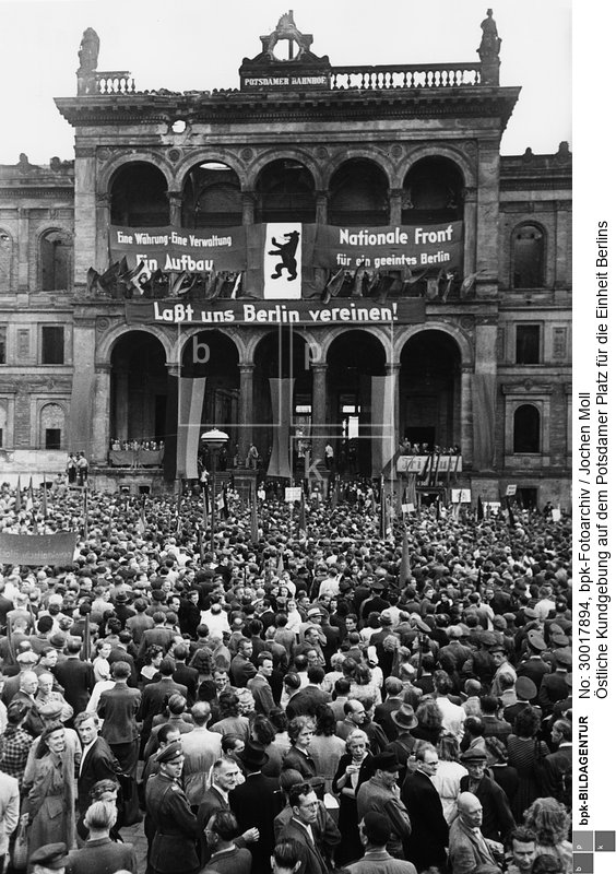 Motiv 1 von 5<BR>Aufnahmedatum: Juli 1949<BR>Aufnahmeort: Berlin (Ost)<BR>Inventar-Nr.: Mo 206-10<BR>Systematik: <BR>Geschichte / Deutschland / 20. Jh. / Nachkriegszeit: Berlin 1945-49 / Stadtverwaltung / Einheit Berlins