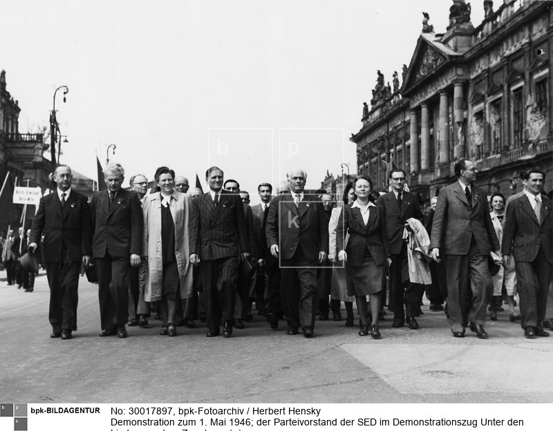 In der ersten Reihe v.l.n.r.: Max Fechner, Hermann Matern, Elli Schmidt, Karl Litke, Wilhelm Pieck, Käthe Kern, Otto Grotewohl, Hans Jendretzky<BR>Aufnahmedatum: 01.05.1946<BR>Aufnahmeort: Berlin<BR>Inventar-Nr.: Hy 0047/0062-16<BR>Systematik: <BR>Geschichte / Deutschland / 20. Jh. / Nachkriegszeit: Berlin 1945-49 / Verbände / Kundgebungen / 1.Mai / 1946