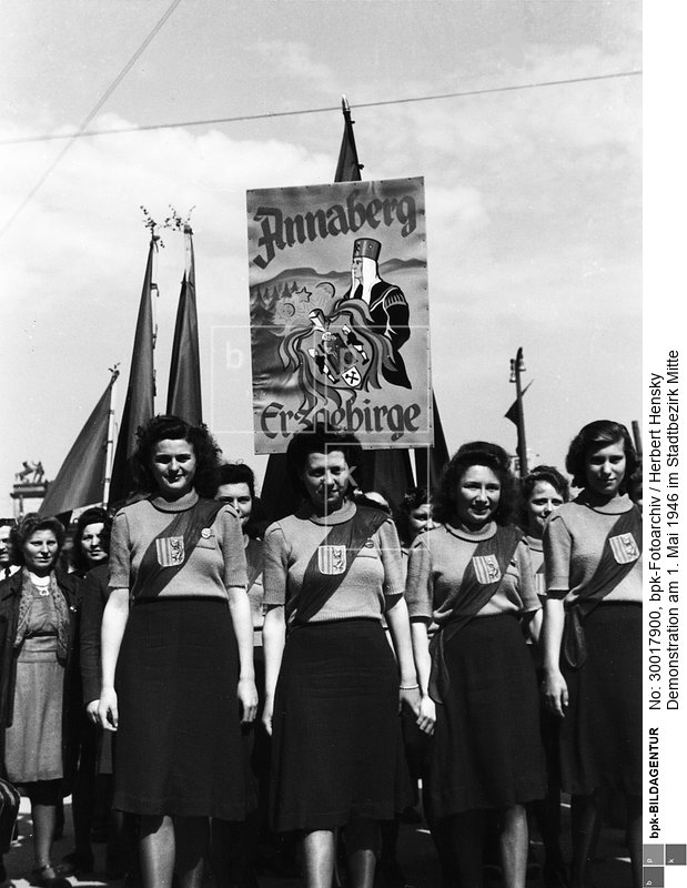 Mit im Zug eine Delegation von Frauen aus Annaberg im Erzgebirge<BR>Aufnahmedatum: 01.05.1946<BR>Aufnahmeort: Berlin<BR>Inventar-Nr.: Hy 0047/0061-12<BR>Systematik: <BR>Geschichte / Deutschland / 20. Jh. / Nachkriegszeit: Berlin 1945-49 / Verbände / Kundgebungen / 1.Mai / 1946