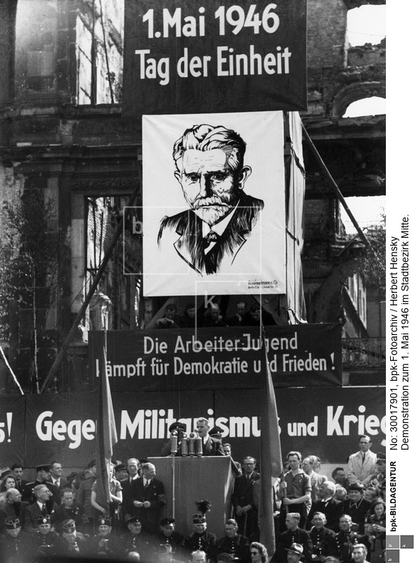 Blick auf die Rednertribüne vor der Ruine des Berliner Schlosses<BR>Aufnahmedatum: 01.05.1946<BR>Aufnahmeort: Berlin<BR>Inventar-Nr.: Hy 0047/0064-34<BR>Systematik: <BR>Geschichte / Deutschland / 20. Jh. / Nachkriegszeit: Berlin 1945-49 / Verbände / Kundgebungen / 1.Mai / 1946