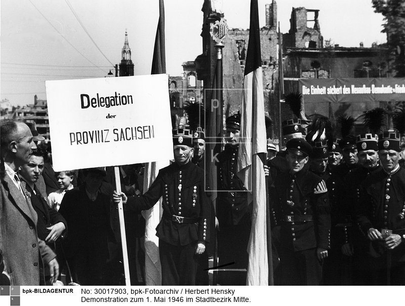 Bergleute aus Sachsen im Demonstrationszug<BR>Aufnahmedatum: 01.05.1946<BR>Aufnahmeort: Berlin<BR>Inventar-Nr.: Hy 0047/0064-37<BR>Systematik: <BR>Geschichte / Deutschland / 20. Jh. / Nachkriegszeit: Berlin 1945-49 / Verbände / Kundgebungen / 1.Mai / 1946