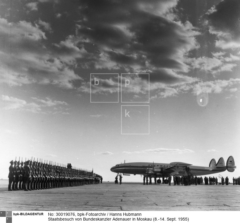 Empfang auf dem Flughafen<BR>Aufnahmedatum: 08.09.1955<BR>Material/Technik: Foto<BR>Aufnahmeort: Moskau<BR>Inventar-Nr.: Hu NA19<BR>