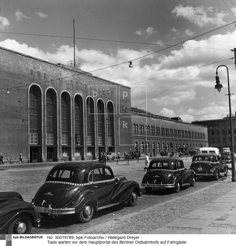Aufnahmedatum: 30.07.1956<BR>Aufnahmeort: Berlin (Ost)<BR>Inventar-Nr.: Dr 13047<BR>Systematik: <BR>Geschichte / Deutschland / 20. Jh. / DDR / Verkehr / Autoverkehr / Pkw-Verkehr