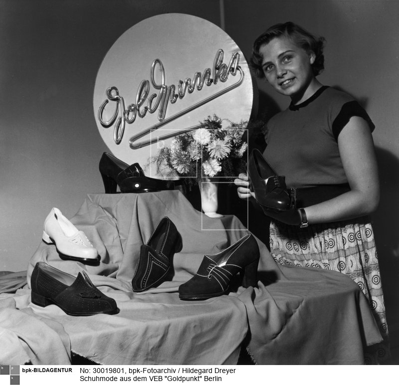 Aufnahmedatum: 18.08.1953<BR>Aufnahmeort: Berlin (Ost)<BR>Inventar-Nr.: Dr 10315<BR>Systematik: <BR>Geschichte / Deutschland / 20. Jh. / DDR / Wirtschaft / Industrie / Textil- und Bekleidungsindustrie