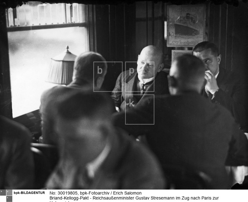 Abkommen zur Ächtung des Krieges;
(rechts neben Stresemann, Staatssekretär Redehammer)<BR>Aufnahmedatum: 27.08.1928<BR>Material/Technik: Foto<BR>Aufnahmeort: Paris<BR>Inventar-Nr.: Sa E0218<BR>