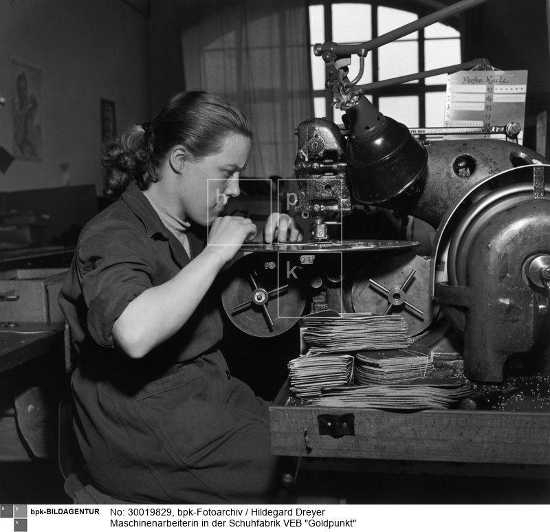 Aufnahmedatum: 18.08.1953<BR>Aufnahmeort: Berlin (Ost)<BR>Inventar-Nr.: Dr 10322<BR>Systematik: <BR>Geschichte / Deutschland / 20. Jh. / DDR / Wirtschaft / Industrie / Textil- und Bekleidungsindustrie