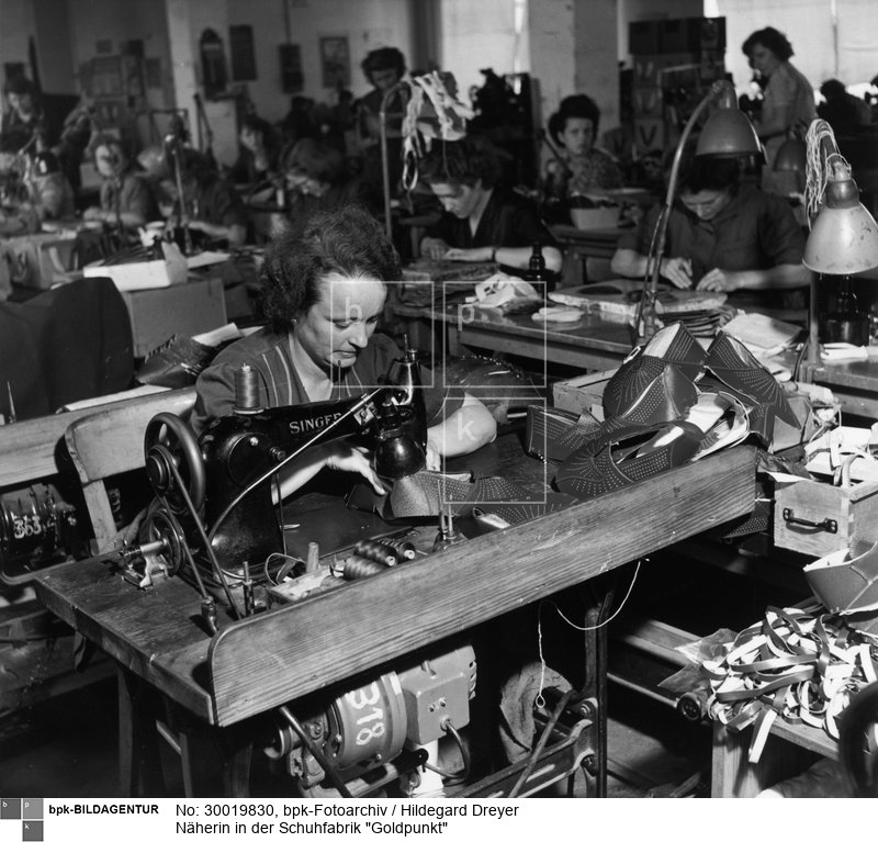 Aufnahmedatum: 18.08.1953<BR>Aufnahmeort: Berlin (Ost)<BR>Inventar-Nr.: Dr 10325<BR>Systematik: <BR>Geschichte / Deutschland / 20. Jh. / DDR / Wirtschaft / Industrie / Textil- und Bekleidungsindustrie