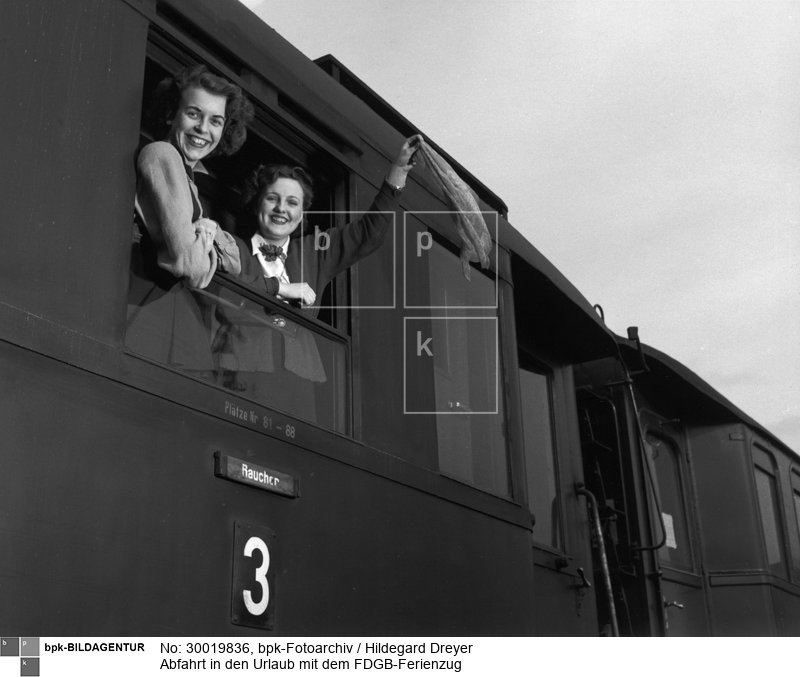 Aufnahmedatum: um 1955<BR>Inventar-Nr.: Dr 10034<BR>Systematik: <BR>Geschichte / Deutschland / 20. Jh. / DDR / Verkehr / Eisenbahn / Personenverkehr