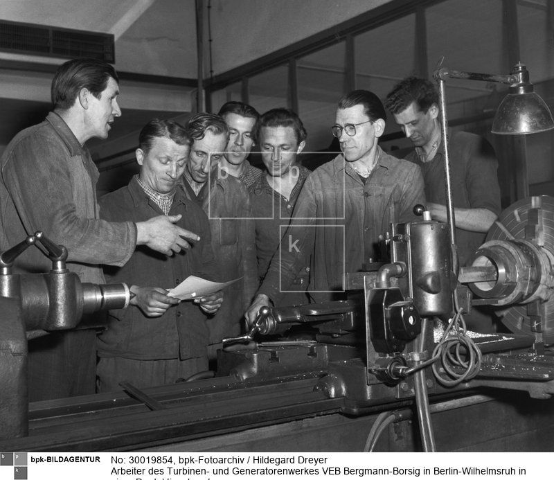 Aufnahmedatum: 09.04.1952<BR>Aufnahmeort: Berlin (Ost)<BR>Inventar-Nr.: Dr 9473<BR>Systematik: <BR>Geschichte / Deutschland / 20. Jh. / DDR / Wirtschaft / Industrie / Allgemeines / Arbeiter und Angestellte