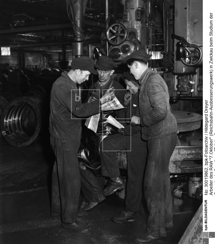 Aufnahmedatum: März 1952<BR>Aufnahmeort: Zwickau<BR>Inventar-Nr.: Dr 9416<BR>Systematik: <BR>Geschichte / Deutschland / 20. Jh. / DDR / Wirtschaft / Industrie / Allgemeines / Arbeiter und Angestellte