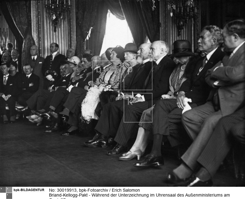 V.r.n.l.: der französische Kriegsminister Paul Painlevé; der US-amerikanische Botschafter in Paris Myron T. Herrick; NN; der französische Ministerpräsident Raymond Poincaré; der französischer Senatspräsident Paul Doumer; (10. von rechts:) der französische Unterrichtsminister Edouard Herriot;<BR>Aufnahmedatum: 27.08.1928<BR>Material/Technik: Foto<BR>Aufnahmeort: Paris<BR>Inventar-Nr.: Sa E0015<BR>
