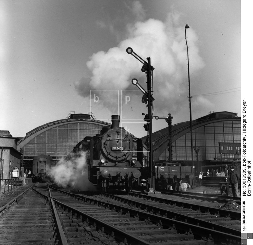 Aufnahmedatum: 09.05.1956<BR>Aufnahmeort: Berlin (Ost)<BR>Inventar-Nr.: Dr 12809<BR>Systematik: <BR>Geschichte / Deutschland / 20. Jh. / DDR / Verkehr / Eisenbahn / Bahnhöfe